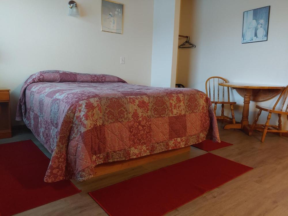 Queen Room interior